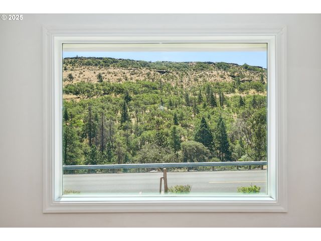 4713 CHENOWITH Rd, The Dalles, OR 97058