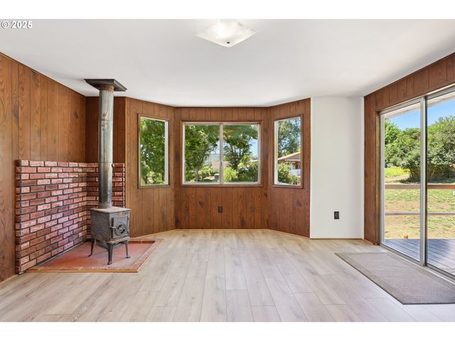 4713 CHENOWITH Rd, The Dalles, OR 97058