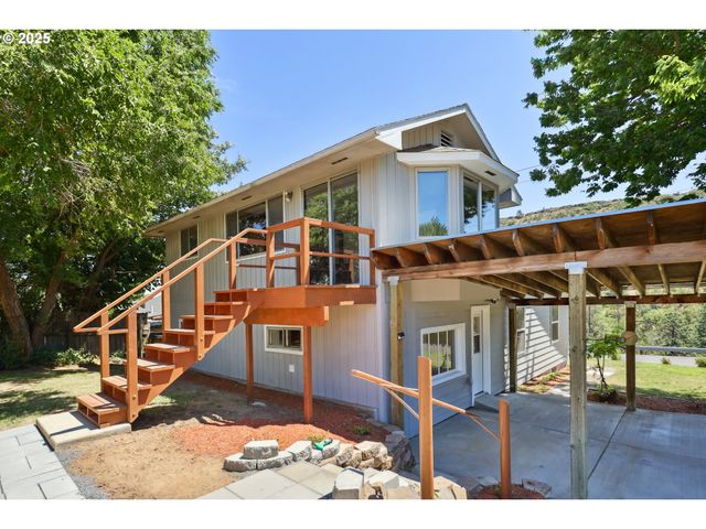 4713 CHENOWITH Rd, The Dalles, OR 97058
