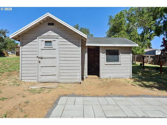 4713 CHENOWITH Rd, The Dalles, OR 97058