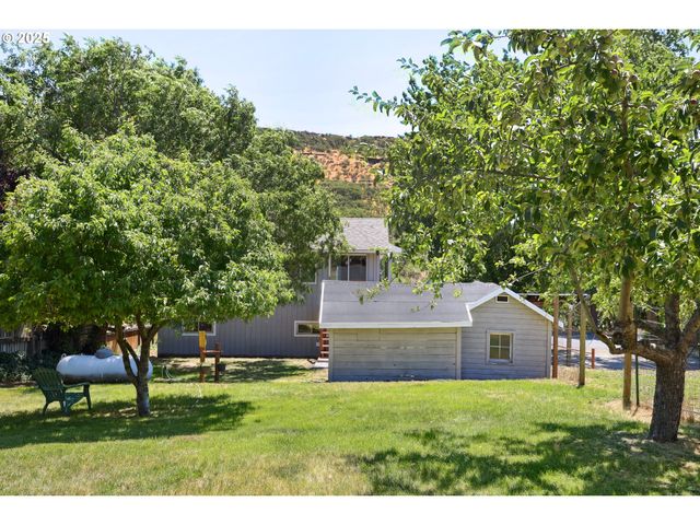 4713 CHENOWITH Rd, The Dalles, OR 97058