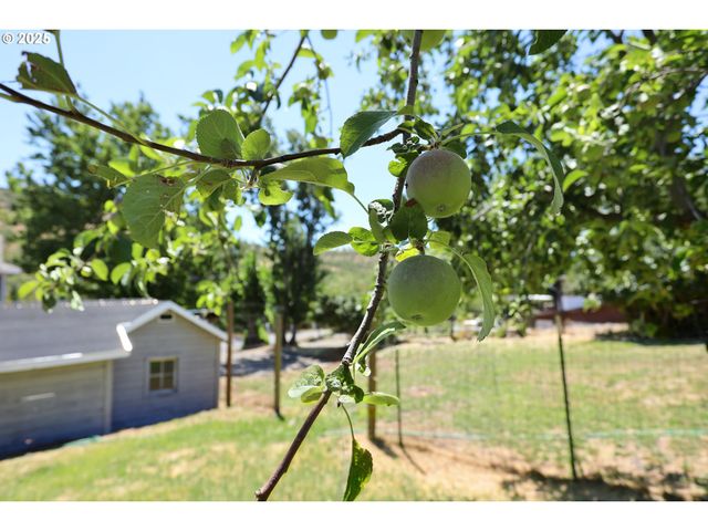 4713 CHENOWITH Rd, The Dalles, OR 97058