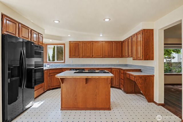 544 SW Muzzall Street, Oak Harbor, WA 98277