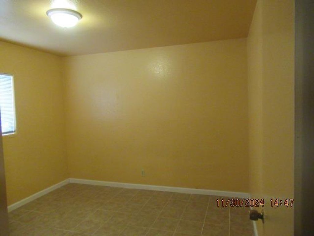 Image 7 of property listing at 520 8th # 4, Orange Cove, CA 93646