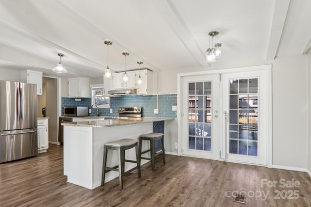 302 Meadowbrook Court, Hendersonville, NC 28792