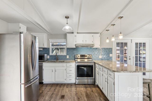 302 Meadowbrook Court, Hendersonville, NC 28792