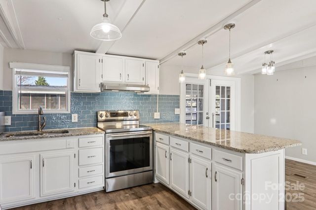 302 Meadowbrook Court, Hendersonville, NC 28792