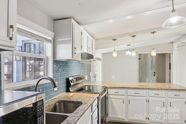 302 Meadowbrook Court, Hendersonville, NC 28792