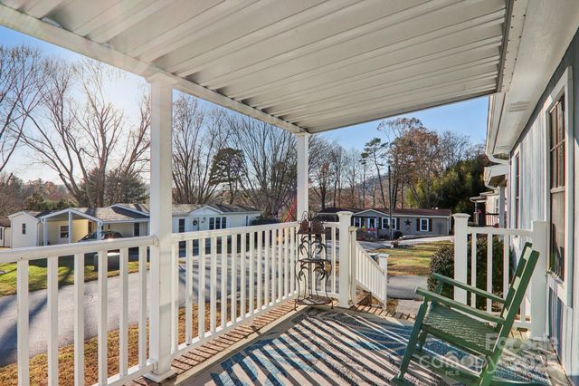 302 Meadowbrook Court, Hendersonville, NC 28792