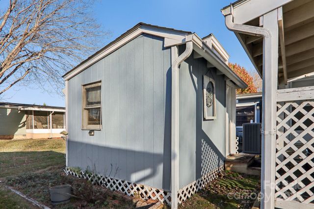 302 Meadowbrook Court, Hendersonville, NC 28792