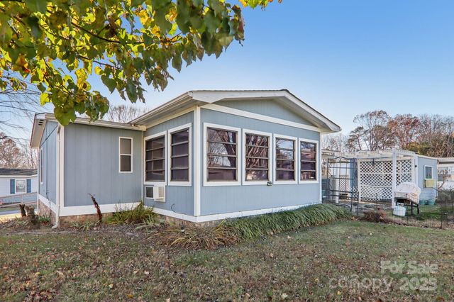 302 Meadowbrook Court, Hendersonville, NC 28792