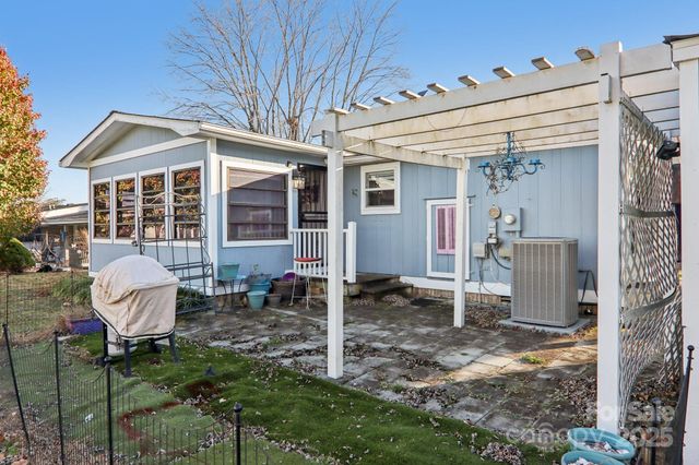 302 Meadowbrook Court, Hendersonville, NC 28792