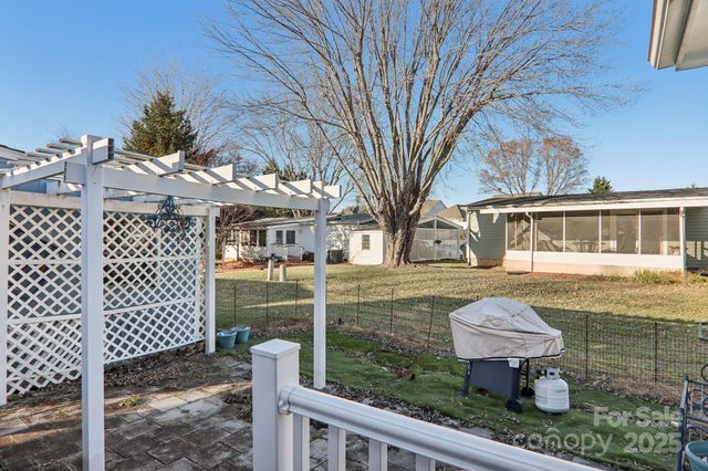 302 Meadowbrook Court, Hendersonville, NC 28792