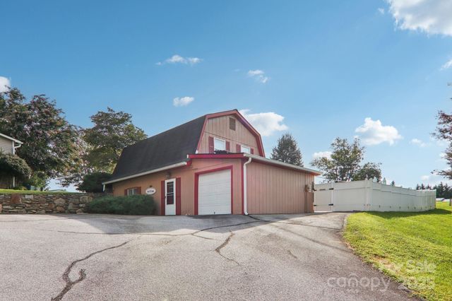 302 Meadowbrook Court, Hendersonville, NC 28792