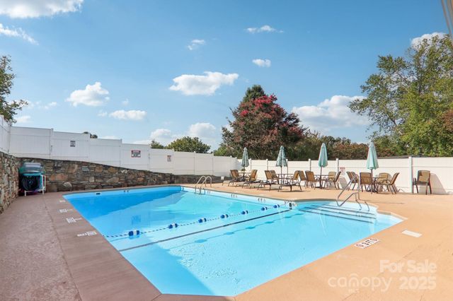 302 Meadowbrook Court, Hendersonville, NC 28792