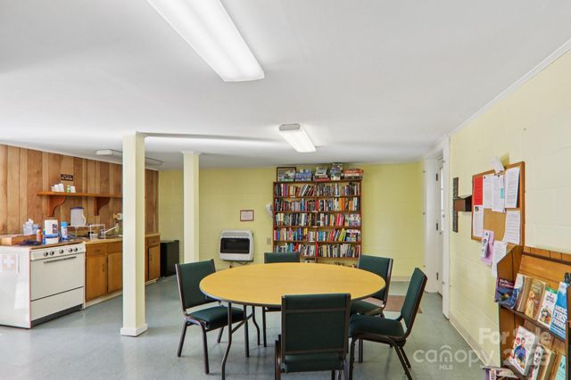 302 Meadowbrook Court, Hendersonville, NC 28792