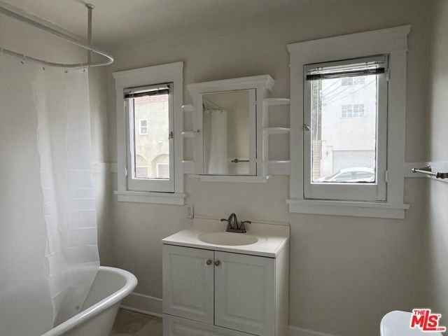 1677 Golden Gate Avenue, Los Angeles, CA 90026