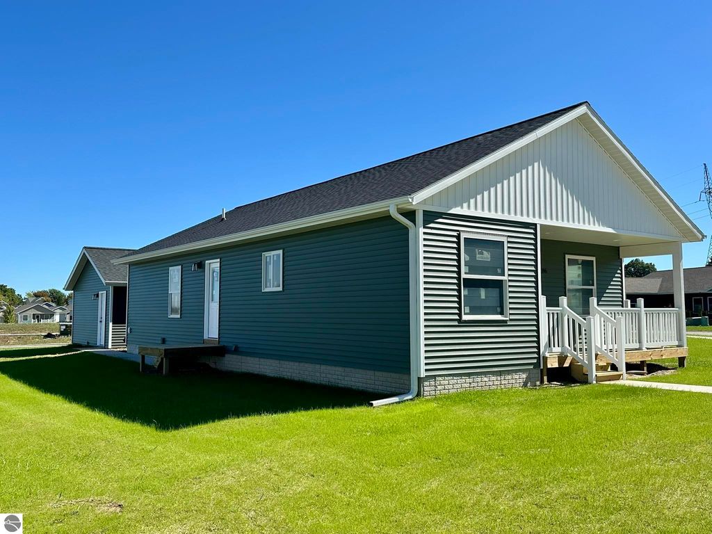 Image 2 of property listing at 1286 Umber Drive, Traverse City, MI 49696