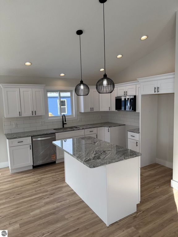 Image 5 of property listing at 1286 Umber Drive, Traverse City, MI 49696