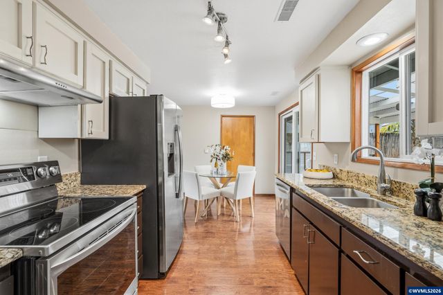 1635 Pioneer St, Philomath, OR 97370