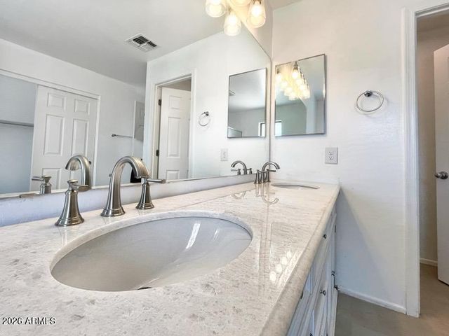 8212 W FOREST GROVE Avenue, Phoenix, AZ 85043