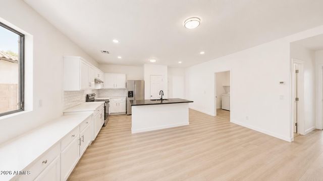 8212 W FOREST GROVE Avenue, Phoenix, AZ 85043