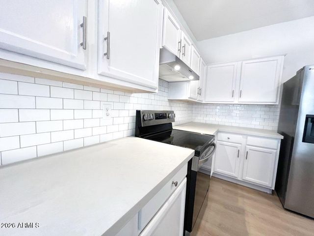 8212 W FOREST GROVE Avenue, Phoenix, AZ 85043
