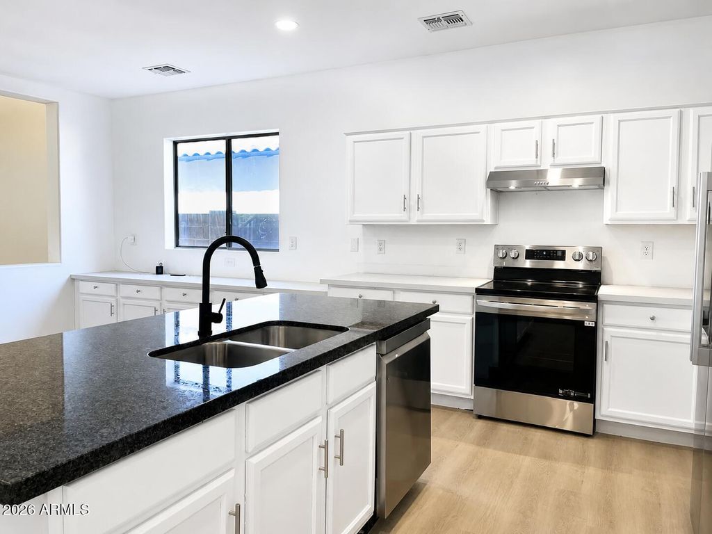 8212 W FOREST GROVE Avenue, Phoenix, AZ 85043 — photo 4