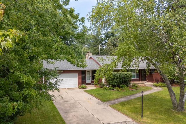 228 W. W Brentwood LANE, Glendale, WI 53217