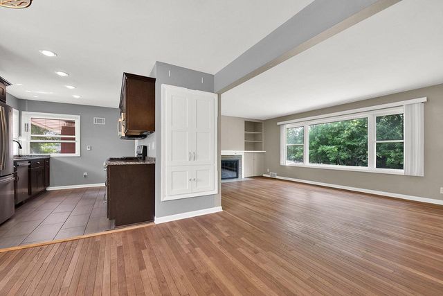 228 W. W Brentwood LANE, Glendale, WI 53217