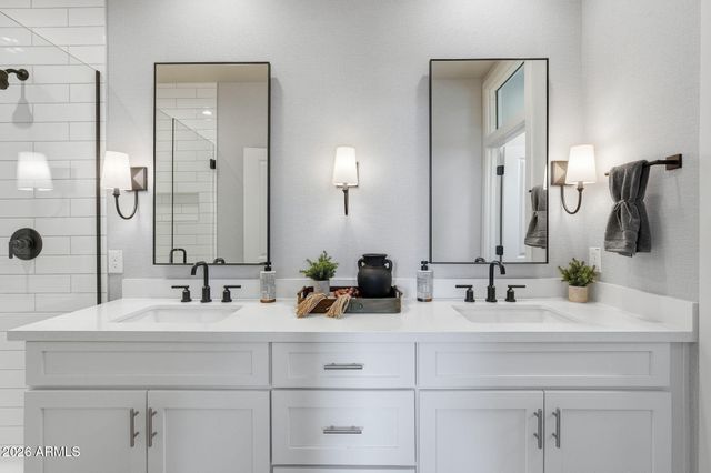 129 W WILLO Court, Phoenix, AZ 85003