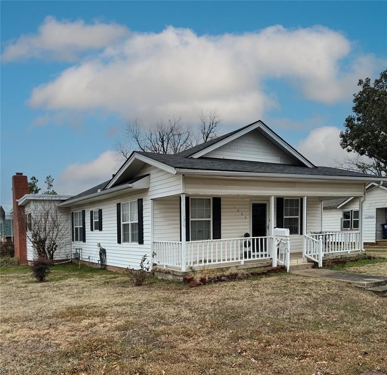 Image 1 of property listing at 1902 N Park Avenue, Shawnee, OK 74804