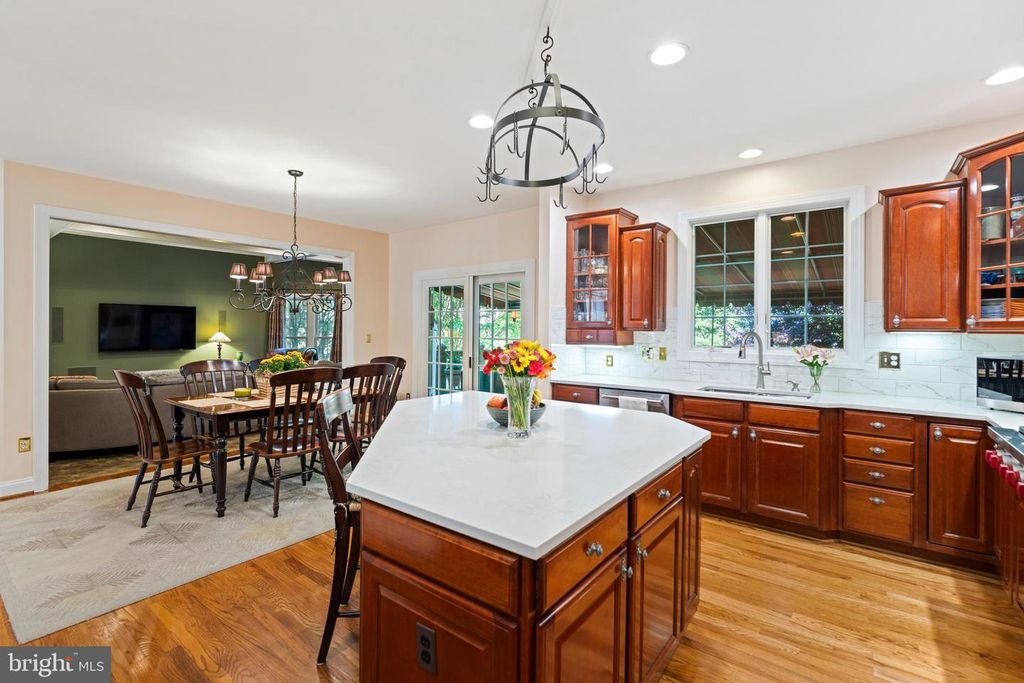 Image 13 of property listing at 2006 CRANBOURNE RD, Lutherville Timonium, MD 21093