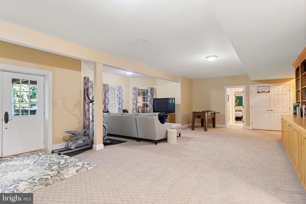 Image 50 of property listing at 2006 CRANBOURNE RD, Lutherville Timonium, MD 21093