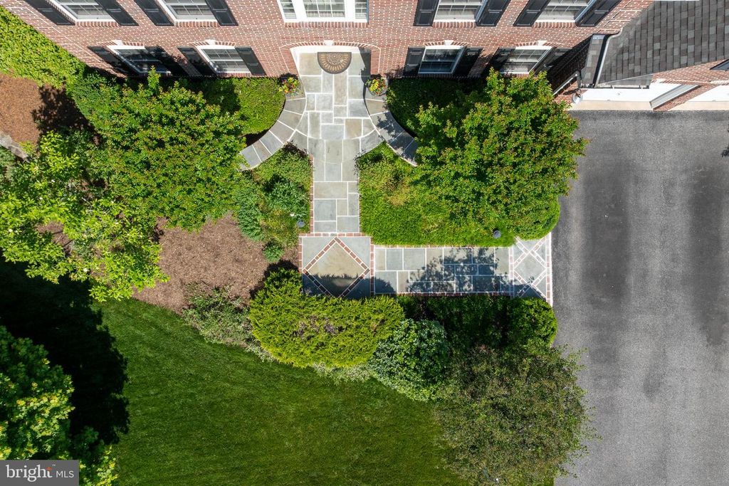Image 6 of property listing at 2006 CRANBOURNE RD, Lutherville Timonium, MD 21093