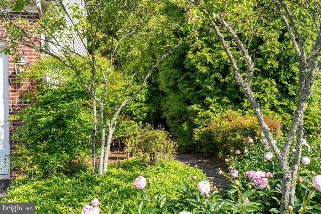 Image 8 of property listing at 2006 CRANBOURNE RD, Lutherville Timonium, MD 21093