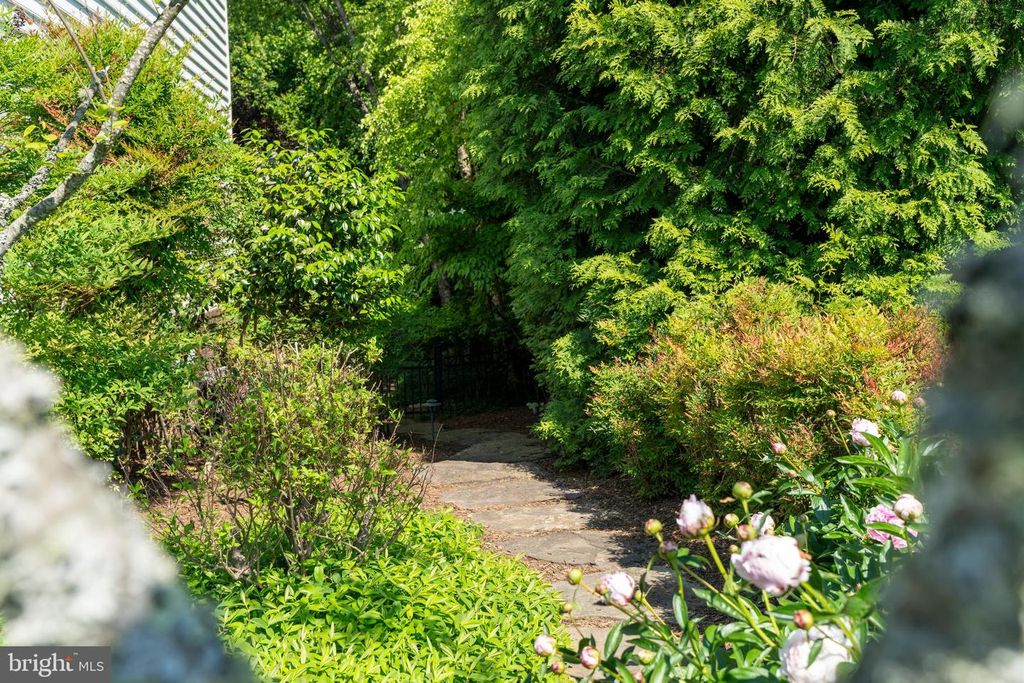 Image 80 of property listing at 2006 CRANBOURNE RD, Lutherville Timonium, MD 21093