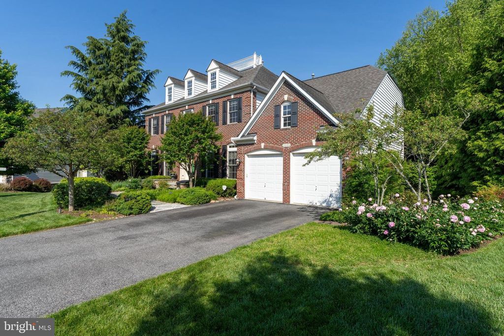 Image 9 of property listing at 2006 CRANBOURNE RD, Lutherville Timonium, MD 21093