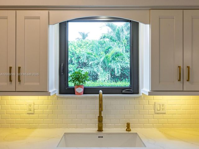 11504 NE 6th Ave, Biscayne Park, FL 33161