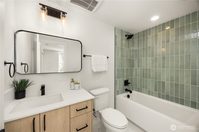 3852 Carr Place N, Seattle, WA 98103