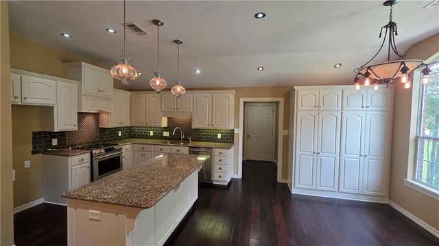 2415 W 8th Street, Russellville, AR 72801