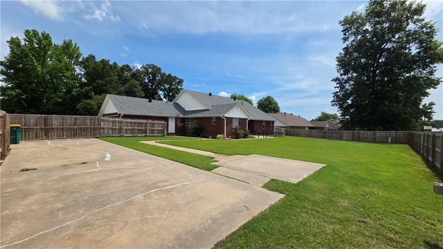 2415 W 8th Street, Russellville, AR 72801