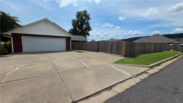 2415 W 8th Street, Russellville, AR 72801