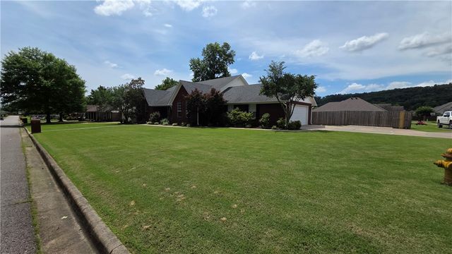2415 W 8th Street, Russellville, AR 72801