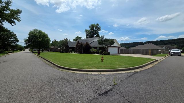 2415 W 8th Street, Russellville, AR 72801