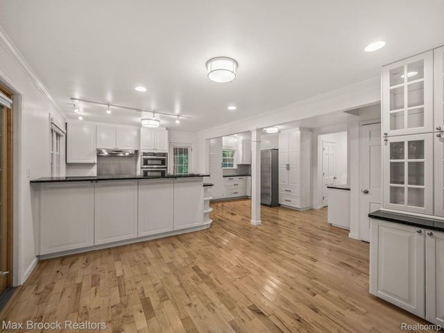 27180 WELLINGTON Road, Franklin Village, MI 48025