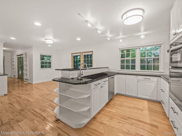 27180 WELLINGTON Road, Franklin Village, MI 48025