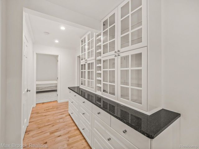 27180 WELLINGTON Road, Franklin Village, MI 48025