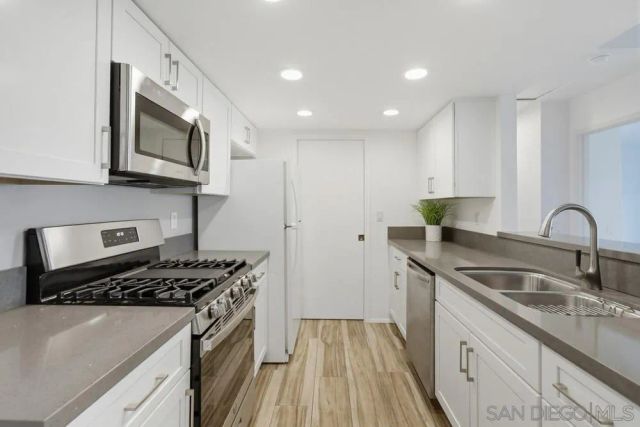 9458 Twin Trails Dr 205, San Diego, CA 92129