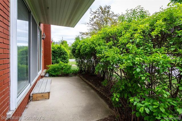 19710 W 13 Mile Road 101, Beverly Hills, MI 48025